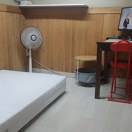 White House In Seoul Female Only Room Shared Bathroom With Up To 3 Other Female Travellers