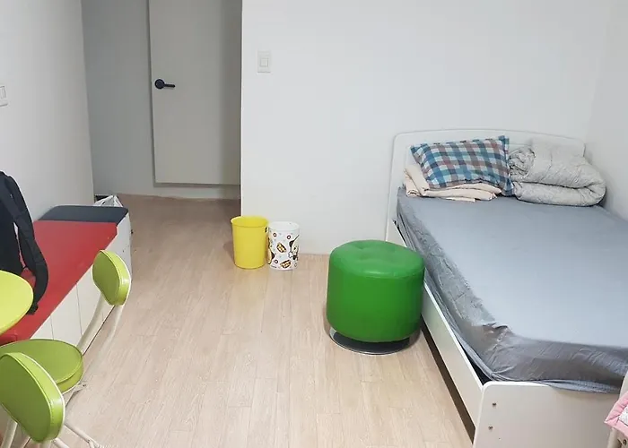 White House In Seoul Female Only Room Shared Bathroom With Up To 3 Other Female Travellers