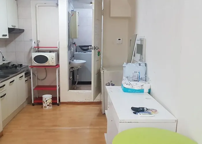 White House In Seoul Female Only Room Shared Bathroom With Up To 3 Other Female Travellers *