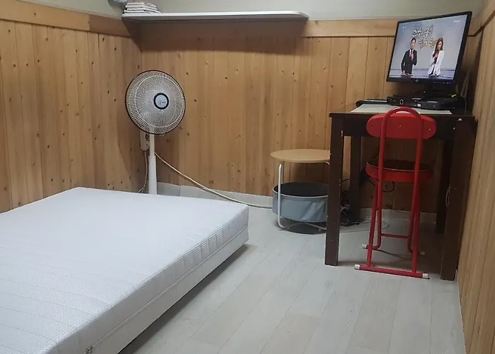 White House In Seoul Female Only Room Shared Bathroom With Up To 3 Other Female Travellers Affittacamere Seul