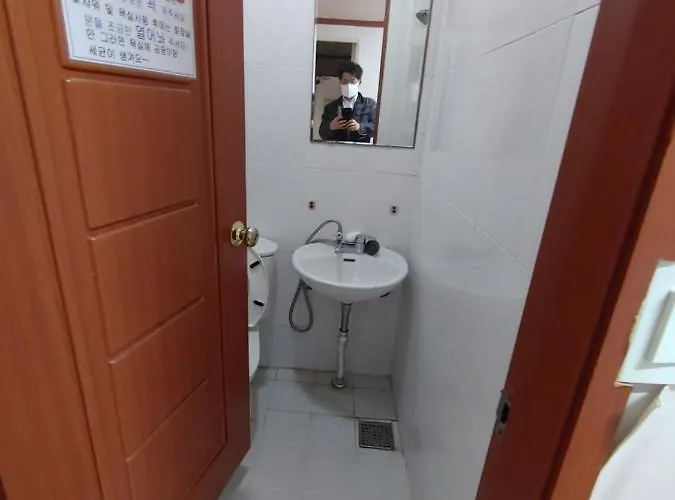White House In Seoul Female Only Room Shared Bathroom With Up To 3 Other Female Travellers *