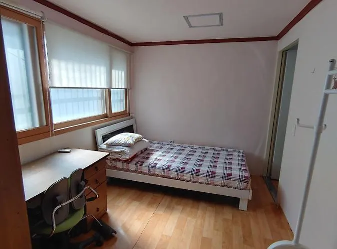Affittacamere White House In Seoul Female Only Room Shared Bathroom With Up To 3 Other Female Travellers