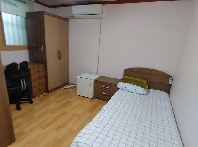 White House In Seoul Female Only Room Shared Bathroom With Up To 3 Other Female Travellers *
