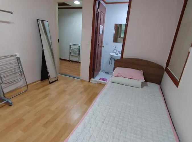 White House In Seoul Female Only Room Shared Bathroom With Up To 3 Other Female Travellers * Seul