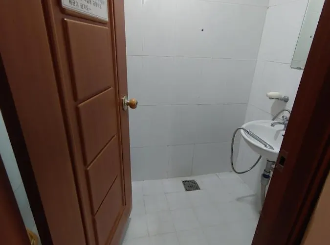 White House In Seoul Female Only Room Shared Bathroom With Up To 3 Other Female Travellers