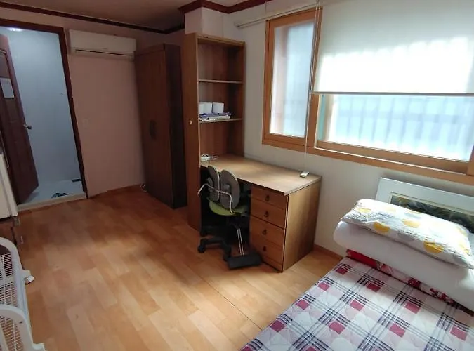White House In Seoul Female Only Room Shared Bathroom With Up To 3 Other Female Travellers * Seul