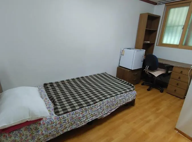 Affittacamere White House In Seoul Female Only Room Shared Bathroom With Up To 3 Other Female Travellers Seul
