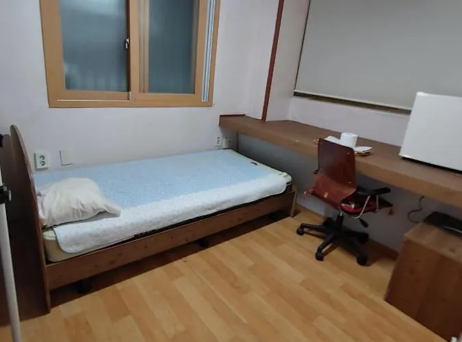 White House In Seoul Female Only Room Shared Bathroom With Up To 3 Other Female Travellers